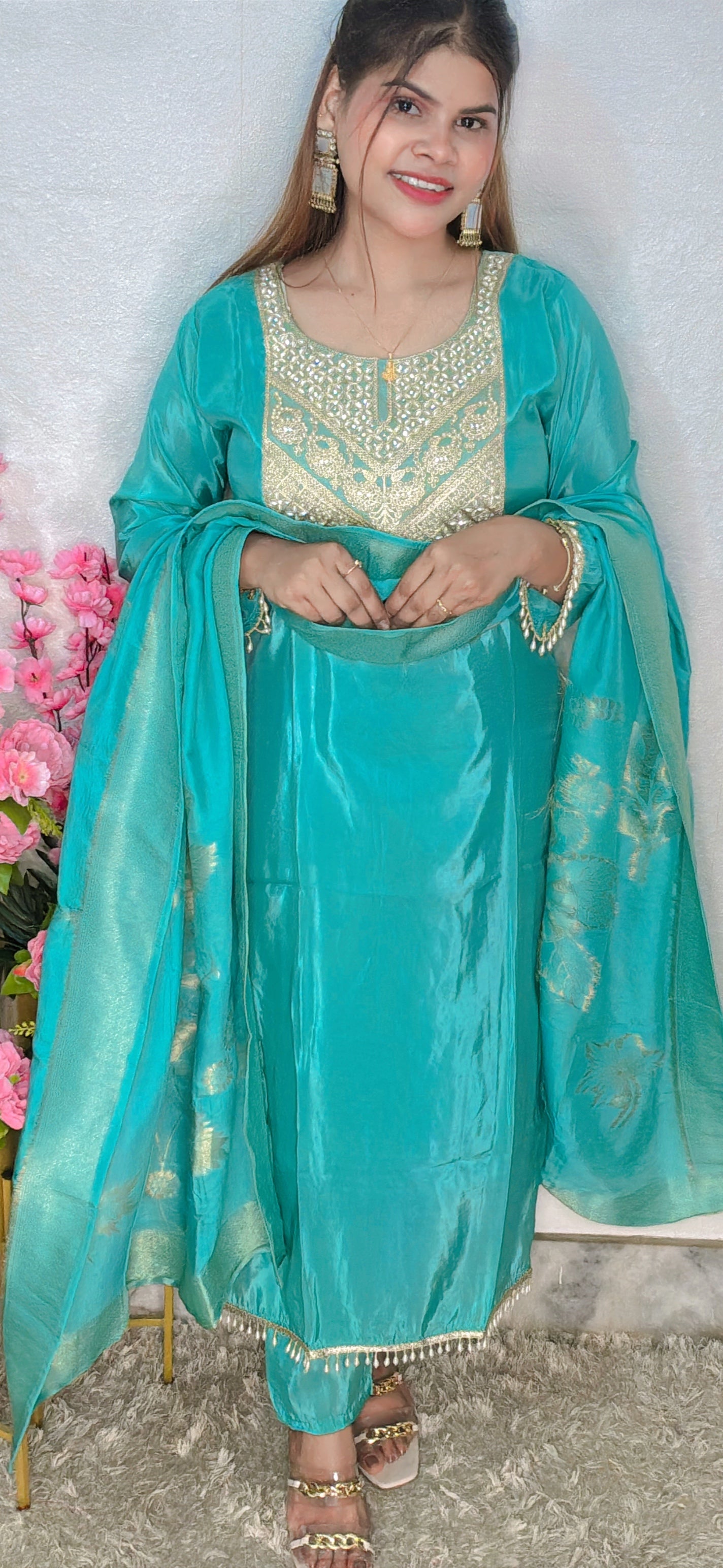 Perl work silk suit