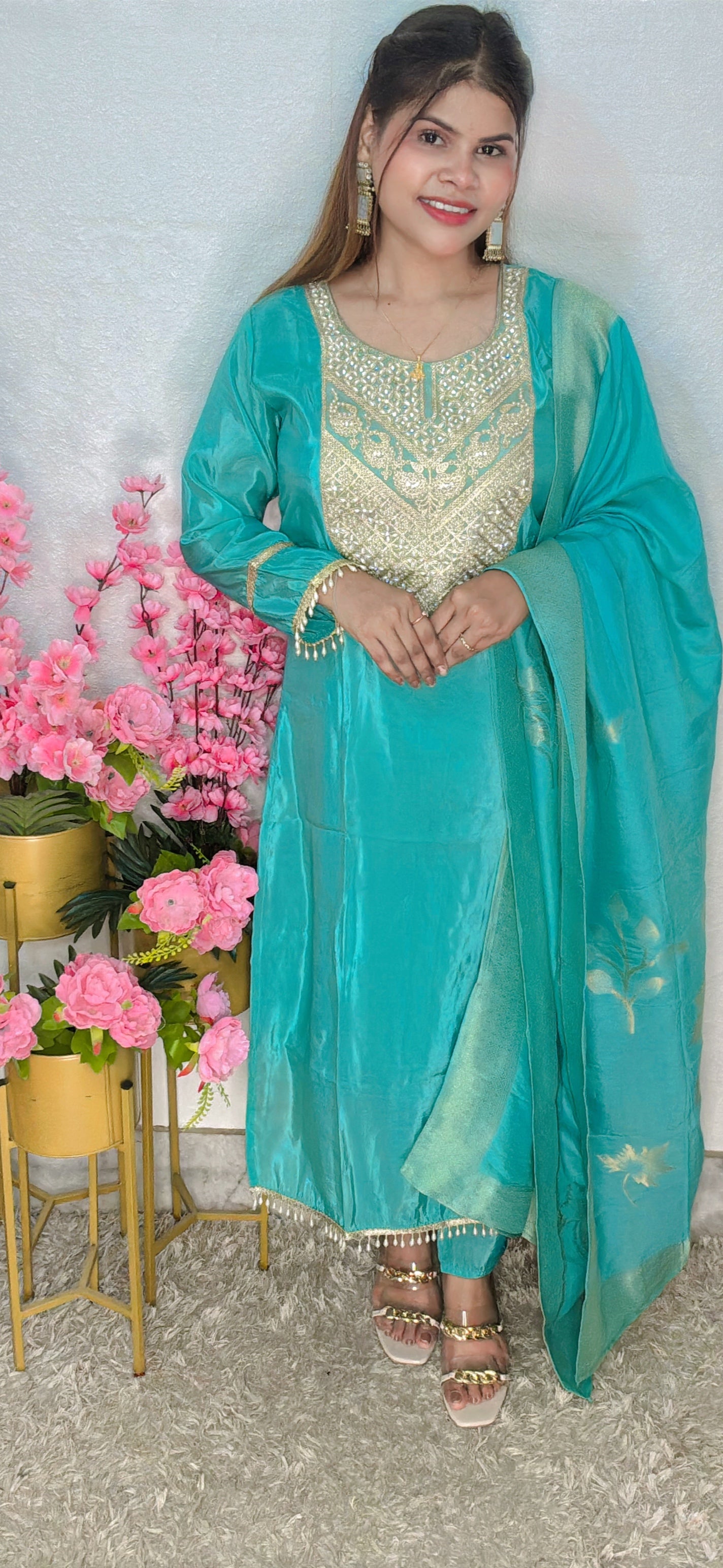 Perl work silk suit