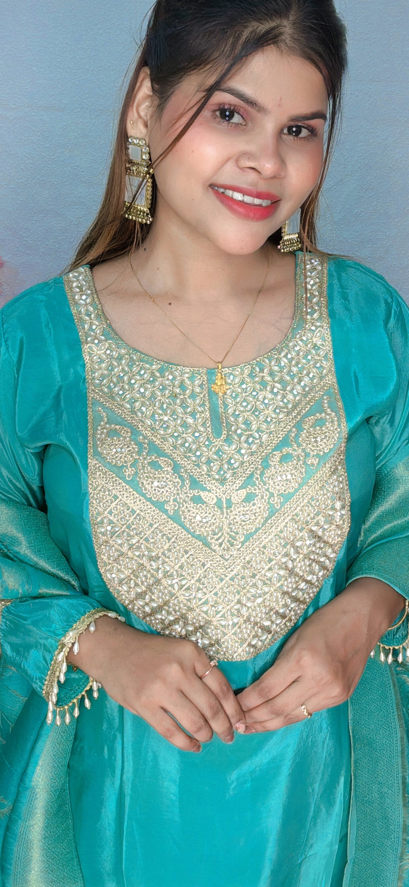 Perl work silk suit